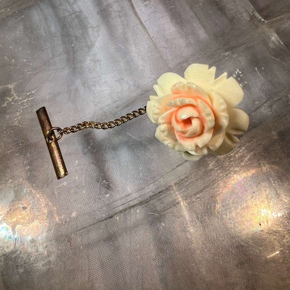 Vintage Pink Blush Ivory Rose Vintage Carved Tie Tack / Lapel Pin / Brooch - Picture 3 of 4